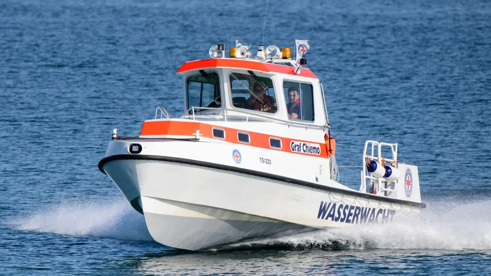 Rettungsboot der Wasserwacht durchpflügt den Chiemsees. Ein solches Szenario bot sich, als mehrere Wassersportler in Seenot gerieten. (Archivbild) (Foto: Matthias Balk/dpa)