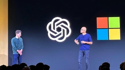 Microsoft-Chef Satya Nadella (rechts im Bild) war ein früher Unterstützer von OpenAI und des Mitgründers Sam Altman. (Archivbild) (Foto: Barbara Ortutey/AP/dpa)