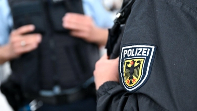 Die Bundespolizei nahm einen 55-Jährigen fest, nachdem er eine Zugbegleiterin beleidigt und angegriffen hatte. (Symbolbild) (Foto: Sven Hoppe/dpa)