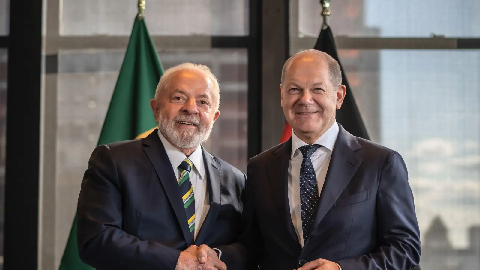 Am Montag trifft der brasilianische Präsident Luiz Inácio Lula da Silva (l) beim geplanten Deutsch-Brasilianischen Wirtschaftsforum in Berlin auf Bundeskanzler Olaf Scholz. (Foto: Michael Kappeler/dpa)