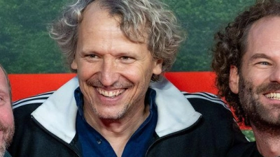 Florian Brückner (l) spielt Meister Eder, Maxi Schafroth (r) spricht den Pumuckl. (Foto: Lennart Preiss/dpa)