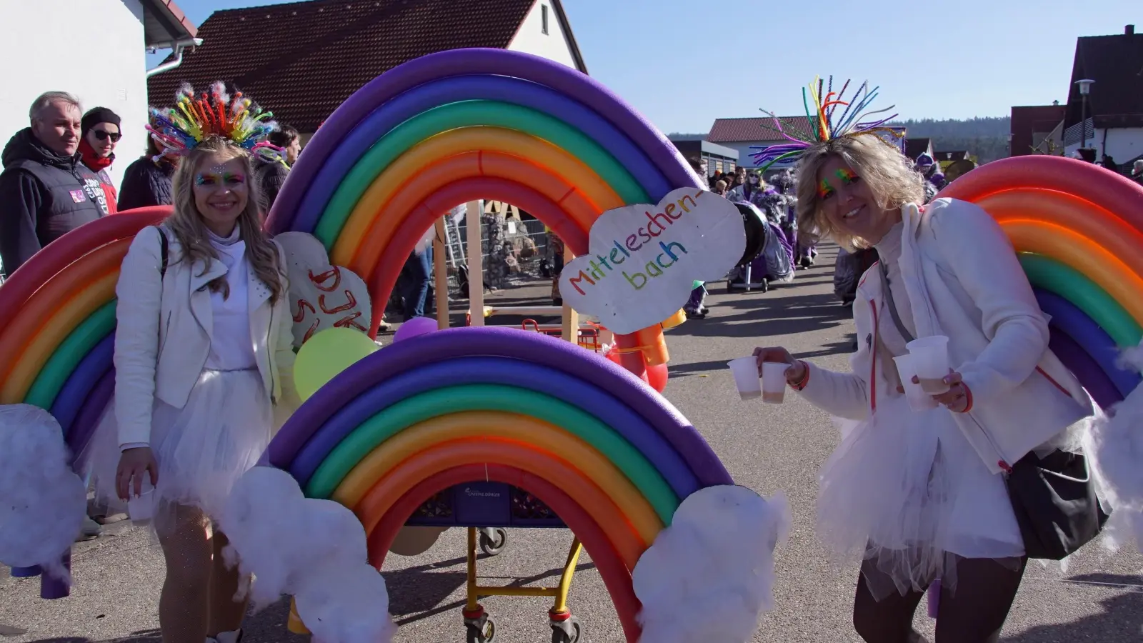 Gute Laune, viele Farben und bunte Regenbogen schmückten den Umzug.  (Foto: Horst Kuhn)