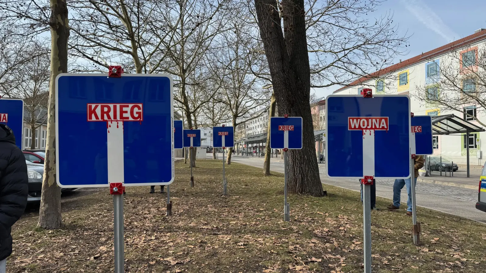 Die „Verkehrsschilder der Gerechtigkeit“ am Bahnhofsplatz sind Teil eines Kunstprojekts. (Foto: Hausleitner)