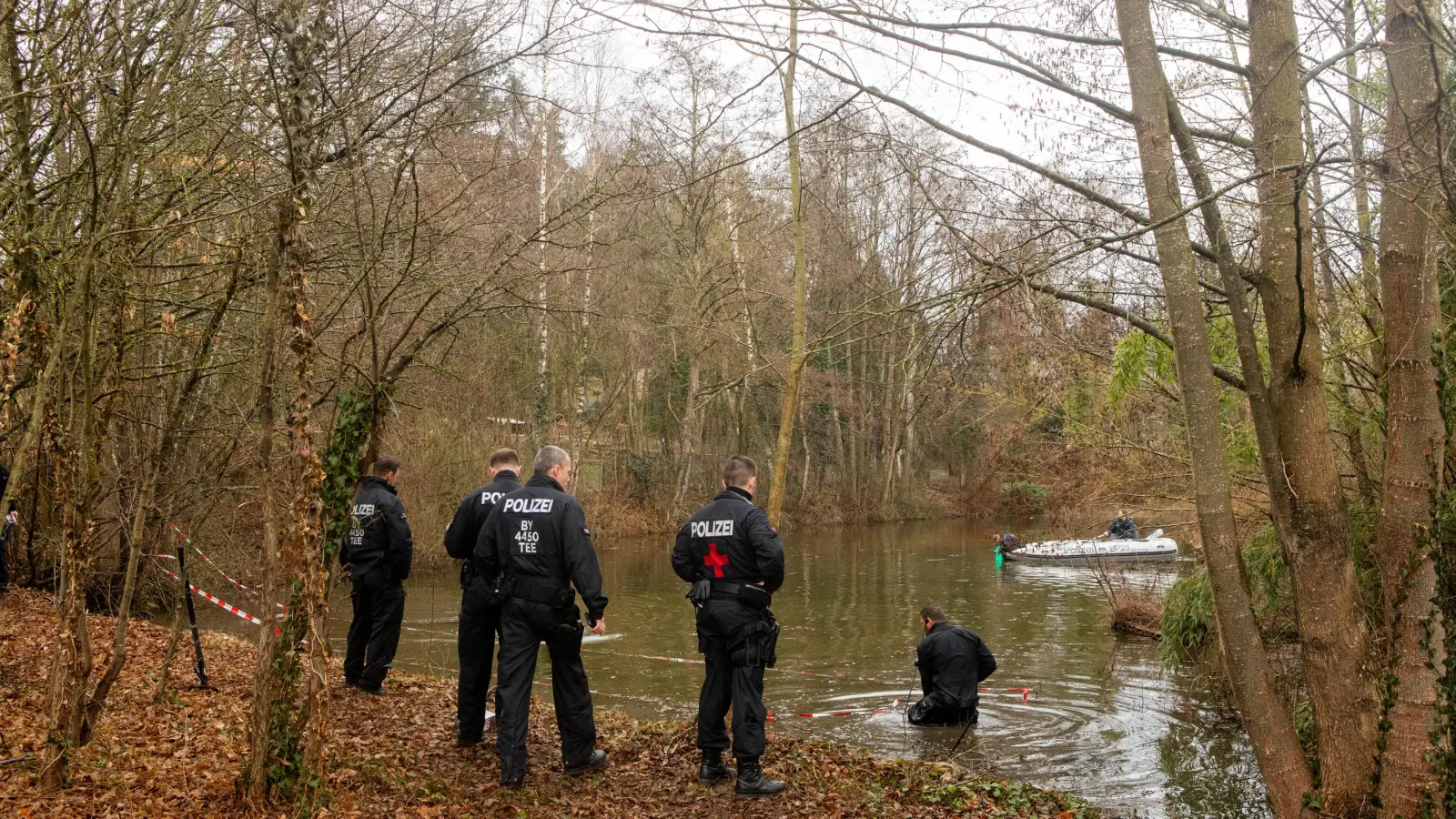 Die Polizei durchsuchte am Montagfrüh den Schönauer Weiher. Er liegt in Heilsbronn zwischen der Neuendettelsauer Straße und der St.-Gundekar-Straße, wo ein 40-Jähriger lebensgefährlich verletzt worden war. (Foto: Evi Lemberger)