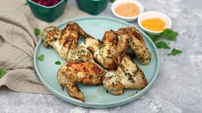 Kräftig gewürzt sind diese Chickenwings - Ranchstyle eben. (Foto: Mareike Pucka/biskuitwerkstatt.de/dpa-tmn)