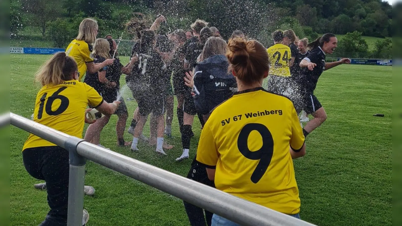 Immer wieder schön, so eine spontane Meisterfeier: Die Frauen des SV Weinberg II feiern den Titelgewinn in der Landesliga. (Foto: SV Weinberg)