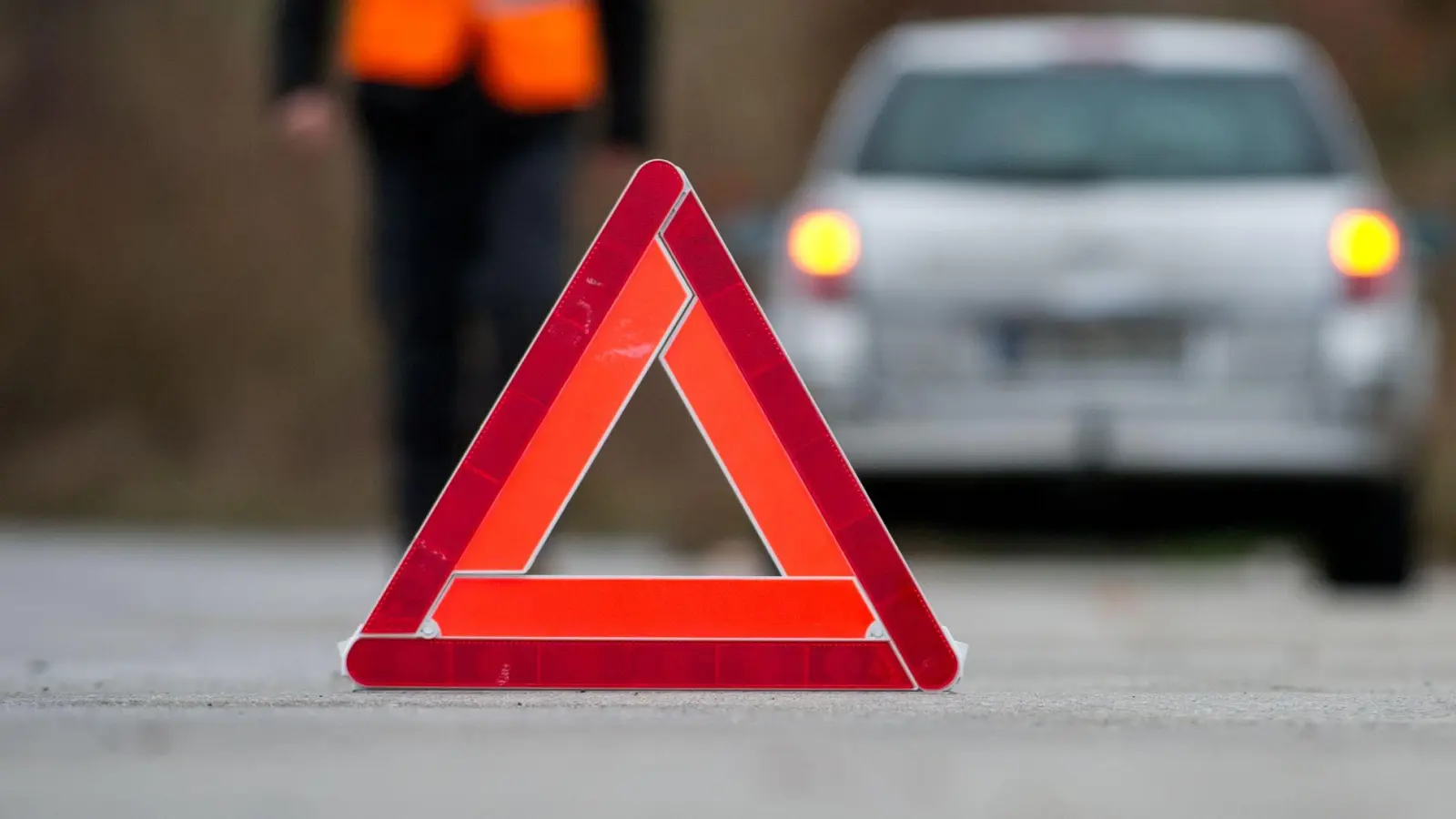 Auf Landstraßen kommt es beim Abbiegen immer wieder zu Unfällen - manchmal auch im Zusammenhang mit Überholmanövern. (Foto: Franziska Gabbert/dpa-tmn)