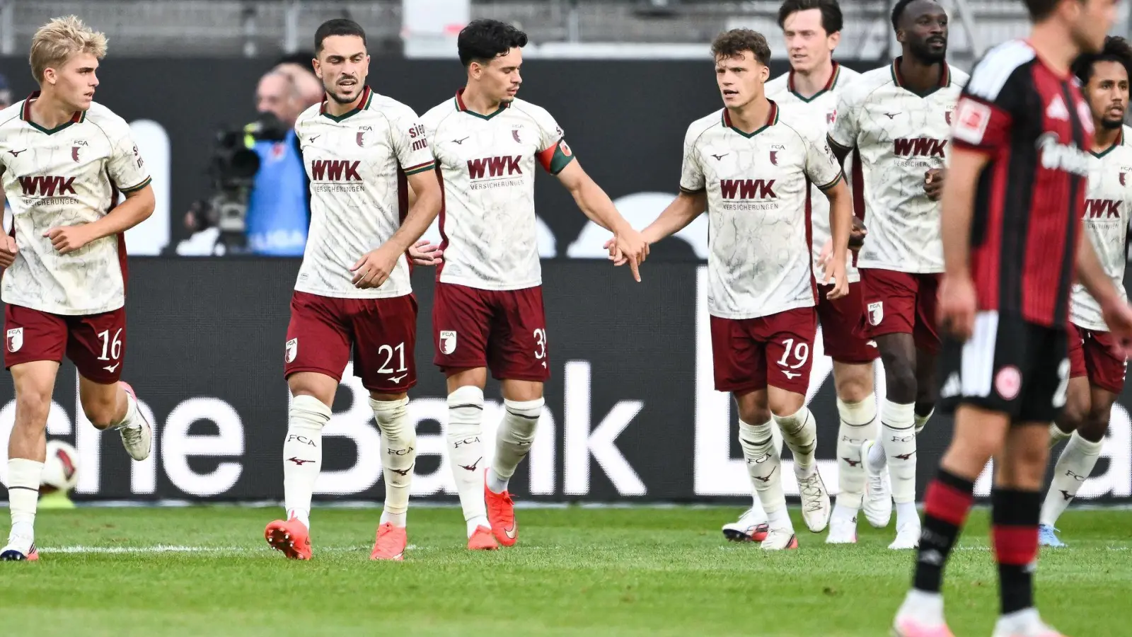 Der FC Augsburg bejubelte in Frankfurt den zweiten Saisonsieg. (Foto: Florian Wiegand/dpa)