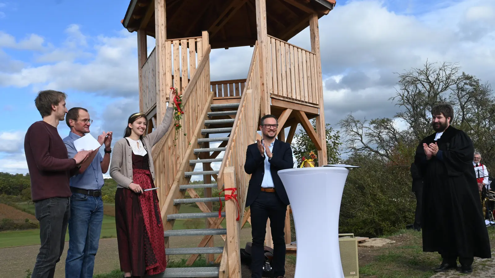 Regionalmanager Martin von Loeffelholz, Vize-Bürgermeister Toni Schiefer, Weinprinzessin Anne Gümpelein, der designierte CSU-Landtagsabgeordnete Werner Stieglitz und Pfarrer Jakob Neunhoeffer (von links) bei der Einweihung. (Foto: Marschall)