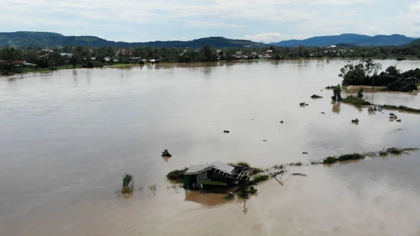 „Kalmaegi“ hatte am Freitag Vietnam erreicht. (Foto: Hau Dinh/AP/dpa)