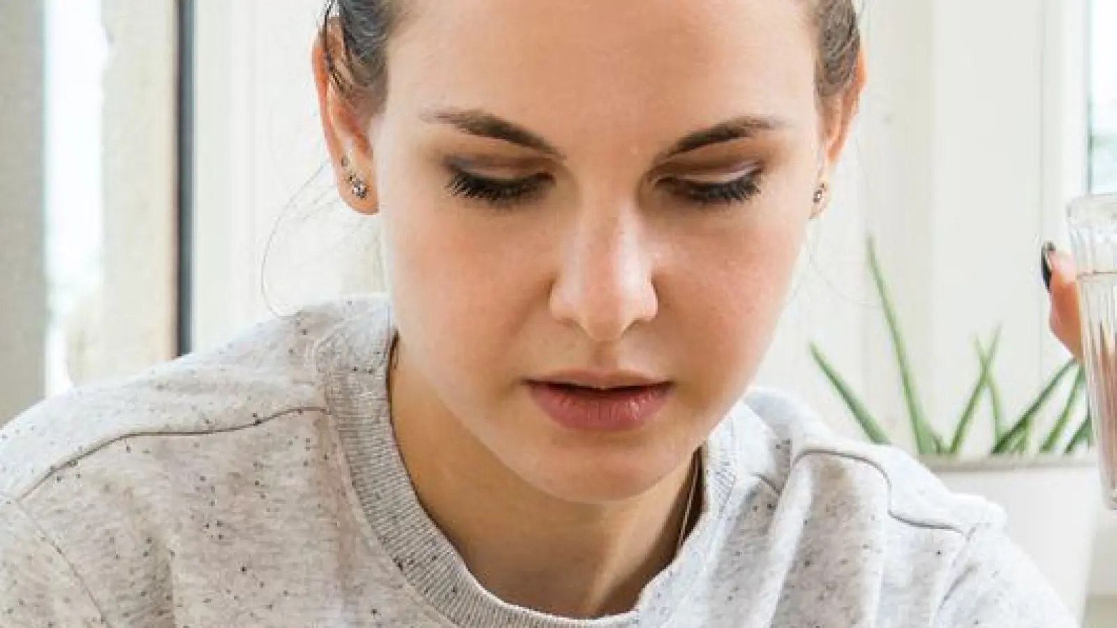 Ruhe bewahren in Krisenzeiten: Gerade in unsicheren Zeiten sollte man Angebote und Forderungen sorgfältig prüfen und keine vorschnellen Entscheidungen treffen. (Foto: Christin Klose/dpa-tmn)