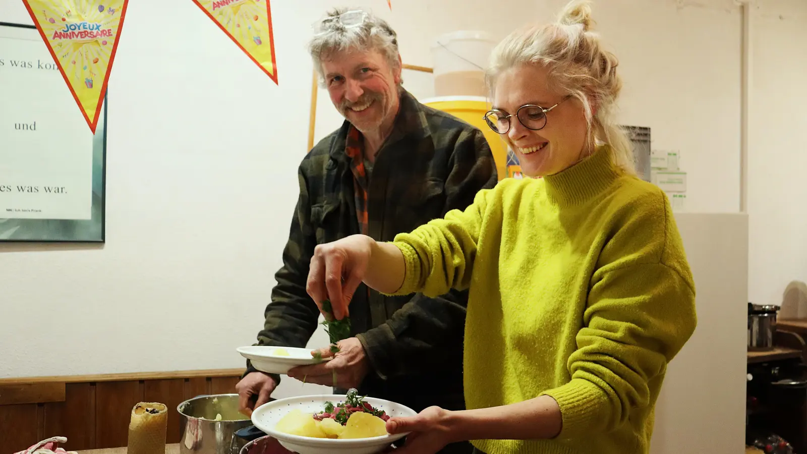 Anna Barth und Volkmar Knoch verteilten selbst gekochte Rote-Beete-Suppe an die Gäste. Das Rezept stammt aus dem Buch, aus dem die beiden Künstler aus Thüringen lasen. (Foto: Antonia Müller)