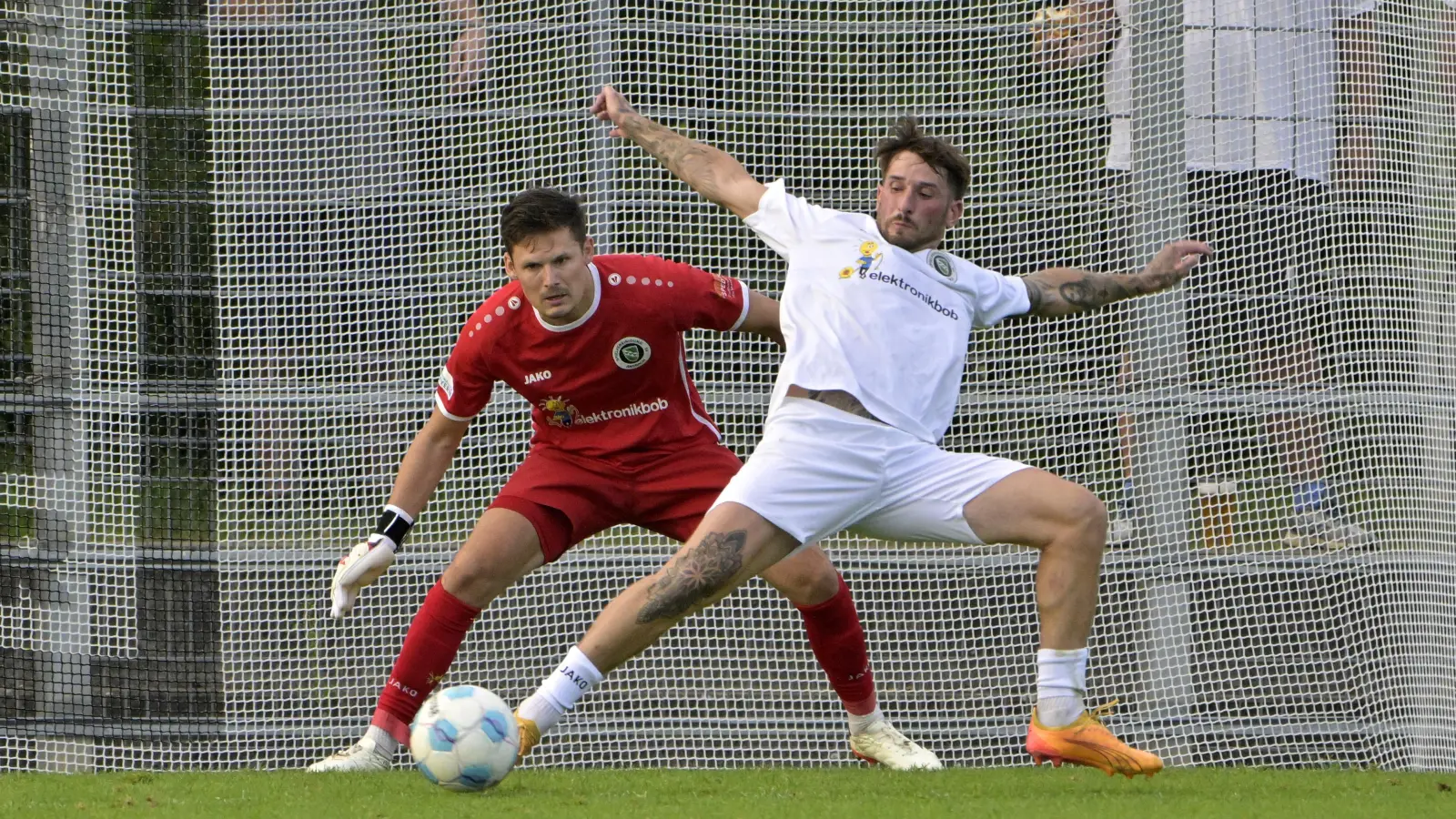 Richtig breit machen wie hier Michael Belzner und Torhüter Sebastian Heid muss sich die SpVgg Ansbach auch bei der SpVgg Hankofen-Hailing. Allerdings erreichten hier beide den Ball nicht mehr. Der schlug zum entscheidenden 0:1 im Pokalspiel gegen Schweinfurt im Tor ein. (Foto: Martin Rügner)