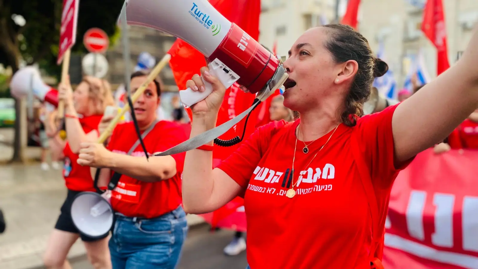 Die israelische Aktivistin Lee Hoffmann Agiv (r), aufgenommen bei einer Demonstration am 03. Juni. Sie gehört zu den Organisatorinnen eines Protestmarschs im strengreligiösen Tel Aviver Vorort Bnei Brak. (Foto: Roni Lahav/dpa)