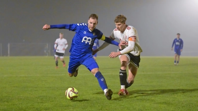 Das 2:2-Unentschieden im letzten Spiel unter Flutlicht beim SVG Steinachgrund (links Niklas Rückel) gibt Kapitän Simon Zenker und seinem TSC Neuendettelsau Zuversicht im Abstiegskampf. (Foto: Martin Rügner)