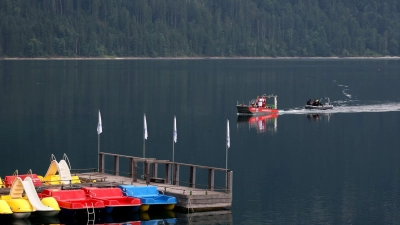 Im Eibsee wird nach einem untergegangenen Vater und seinem Sohn gesucht. (Foto: Karl-Josef Hildenbrand/dpa)