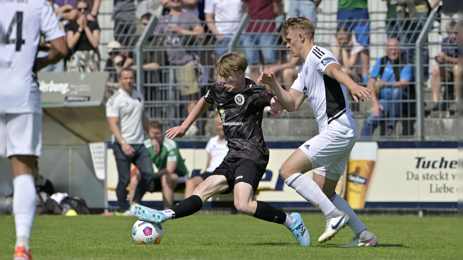 Fabio Wagner (am Ball, hier mit dem Schweinfurter Kevin Frisorger) soll für Ansbach stürmen. (Foto: Martin Rügner)