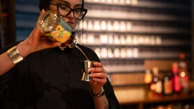 Diese Nachricht ist nicht aus den 80ern: Clara Schoper (24) aus der Münchner „Zephyr Bar“ hat mit „Rum-Cola“ einen Cocktailwettbewerb gewonnen. (Handoutbild) (Foto: Miriam Weisz/Mixology/Meininger Verlag/dpa)