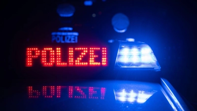 Eine 29-jährige Frau ist betrunken und ohne Führerschein vor der Polizei geflüchtet. (Symbolbild) (Foto: Marijan Murat/dpa)