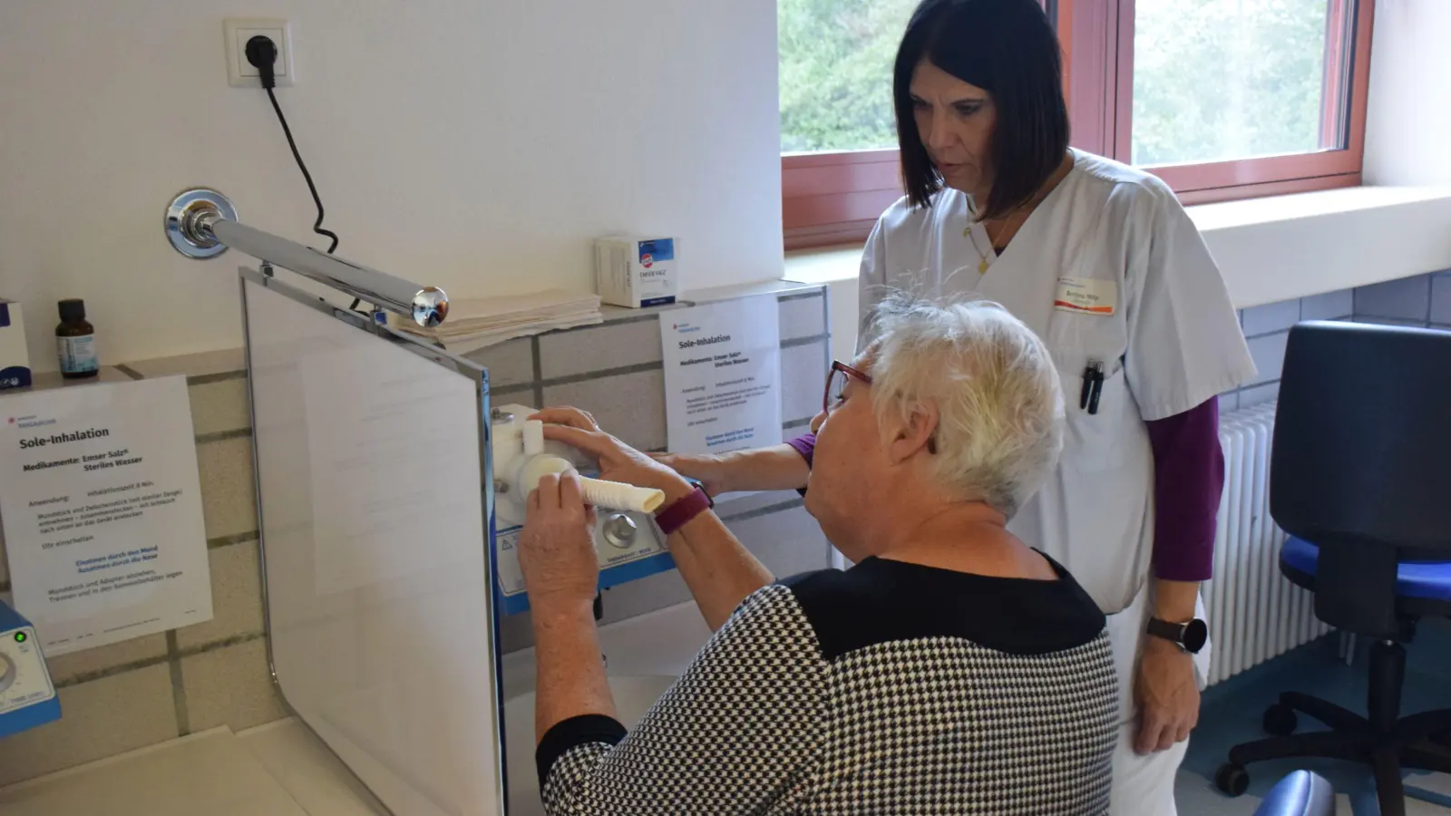 Vor dem Inhalieren muss ein frisches Mundstück an das Gerät angeschlossen werden. Bei Bedarf können von oben auch noch Medikamente zugeführt werden. (Foto: Philipp Zimmermann)