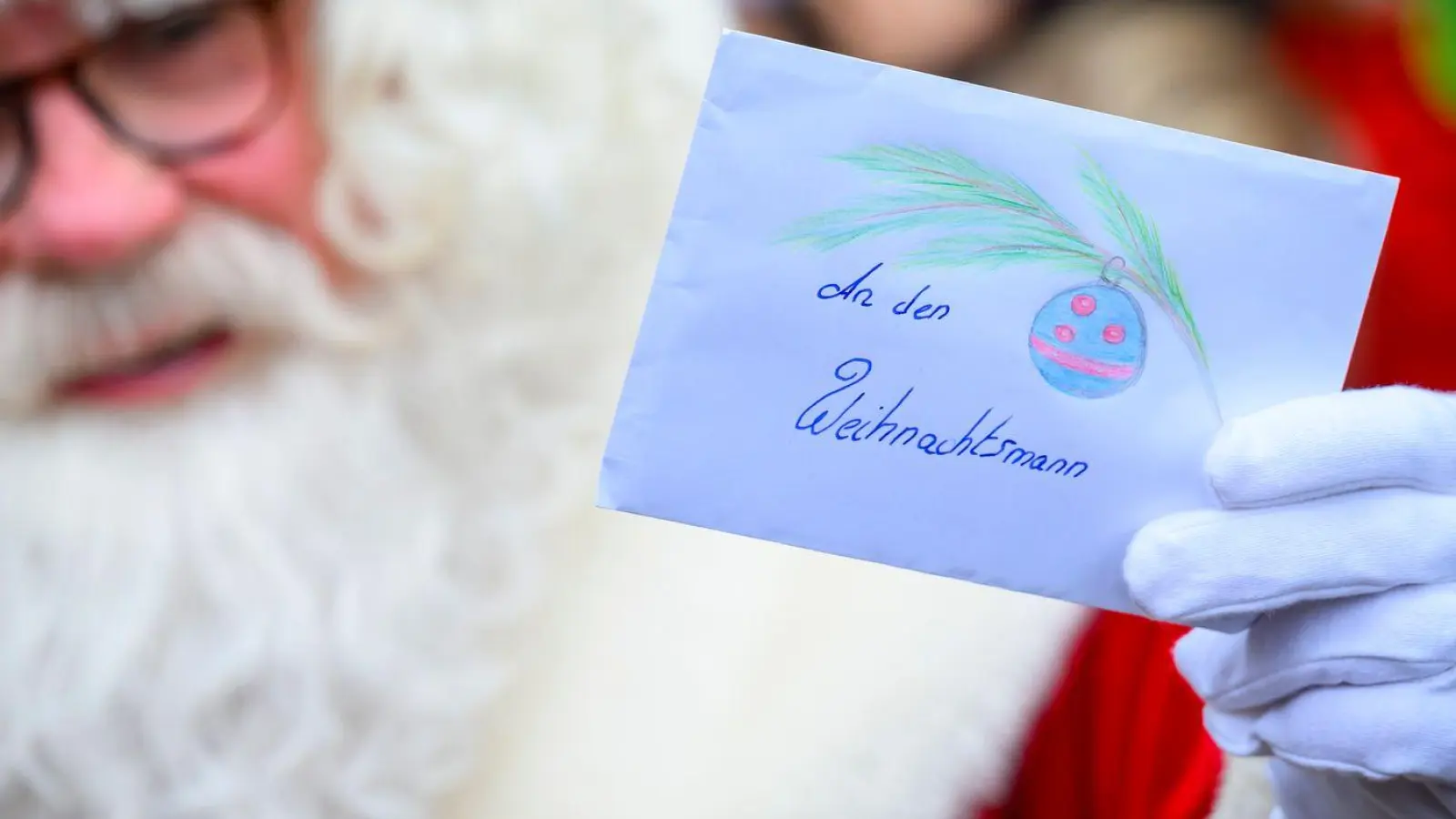 Der Weihnachtsmann im brandenburgischen Himmelpfort muss in diesem Jahr wieder tausende Wunschzettel beantworten. (Archivbild) (Foto: Patrick Pleul/dpa)