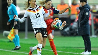 Der Einsatz stimmte: Selina Cerci (l) im Duell mit Spaniens Olga Carmona. (Foto: Uwe Anspach/dpa)