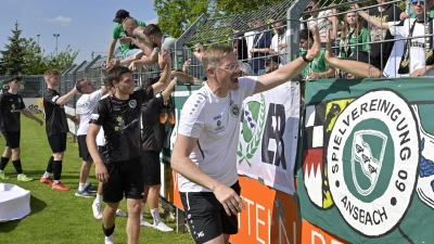 Co-Trainer Michael Griebel (helles Trikot) bleibt in Ansbach. (Foto: Martin Rügner)