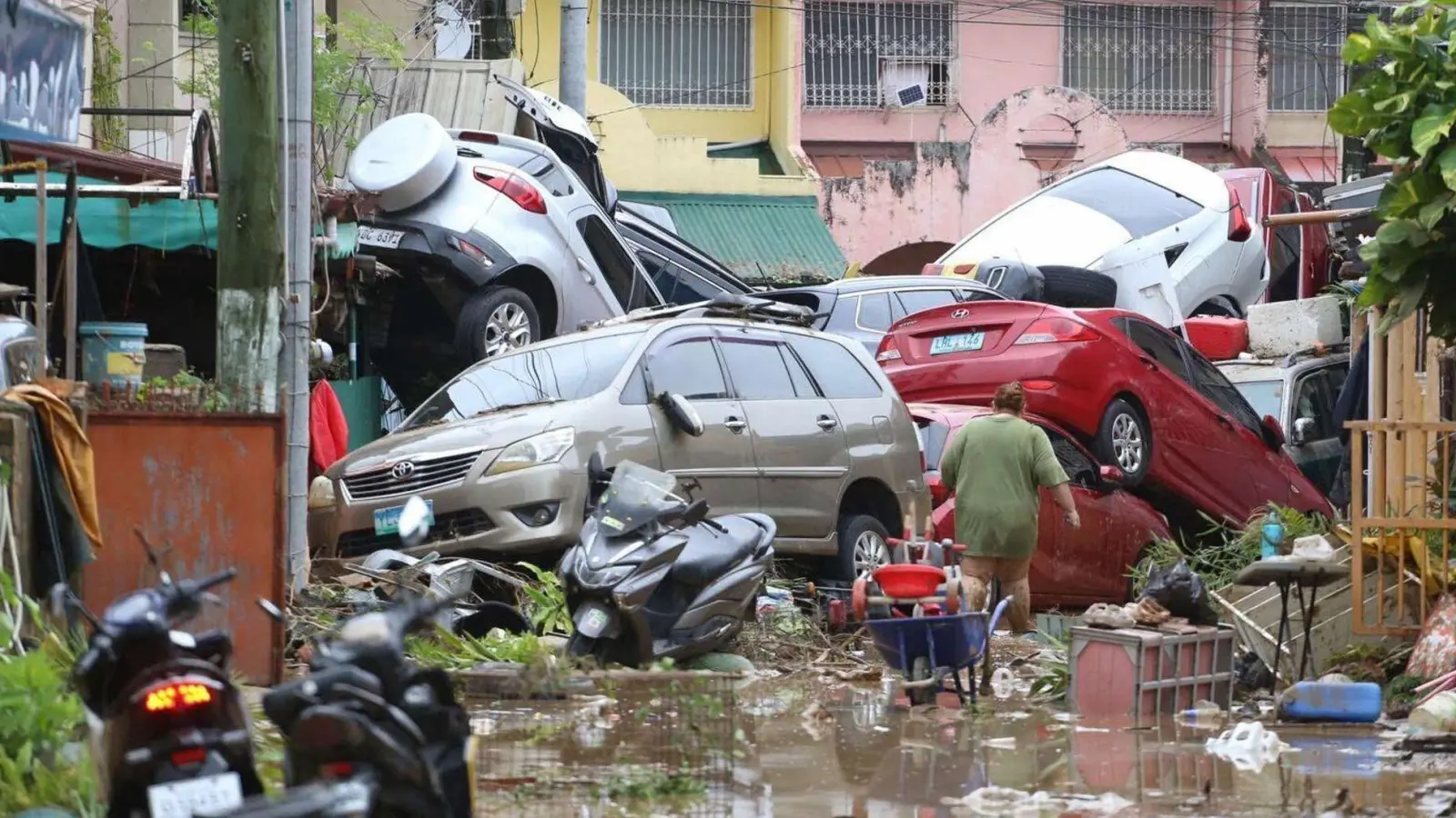 Autos wurden durch den Taifun übereinandergestapelt. (Foto: Jacqueline Hernandez/AP/dpa)