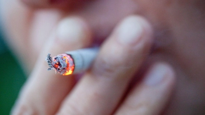 Eine Person zieht an einer Zigarette. (Foto: Christoph Schmidt/dpa)