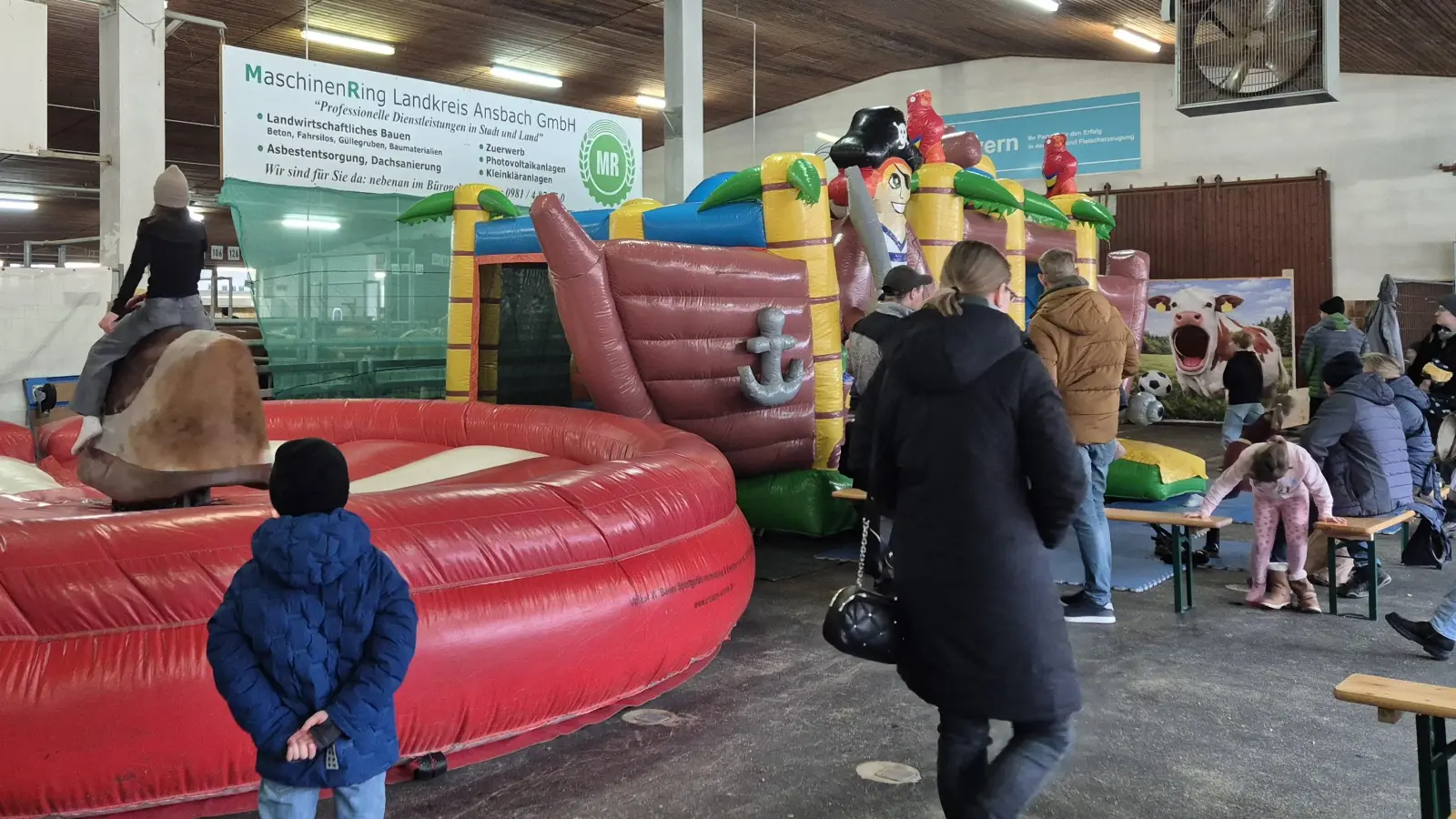 Besonders die jungen Besucherinnen und Besucher kamen beim Familienprogramm in der Rezathalle auf ihre Kosten.  (Foto: Christina Özbek)