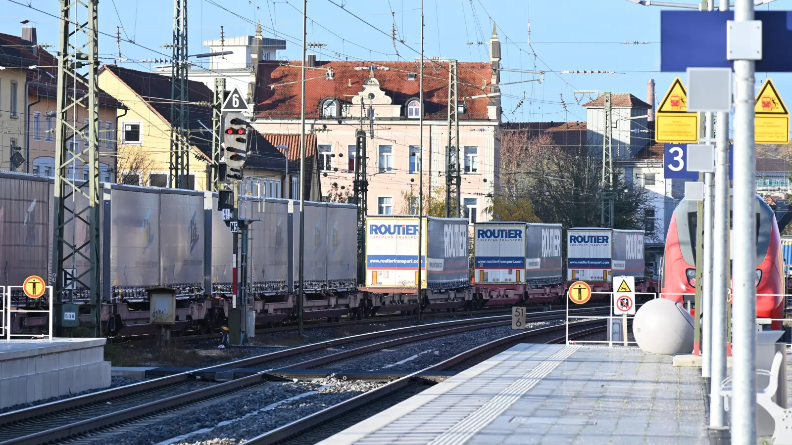 Vereinzelt waren Güterzüge zu sehen, doch auch im Transportbereich kommt es zu vielen Ausfällen. (Foto: Manfred Blendinger)