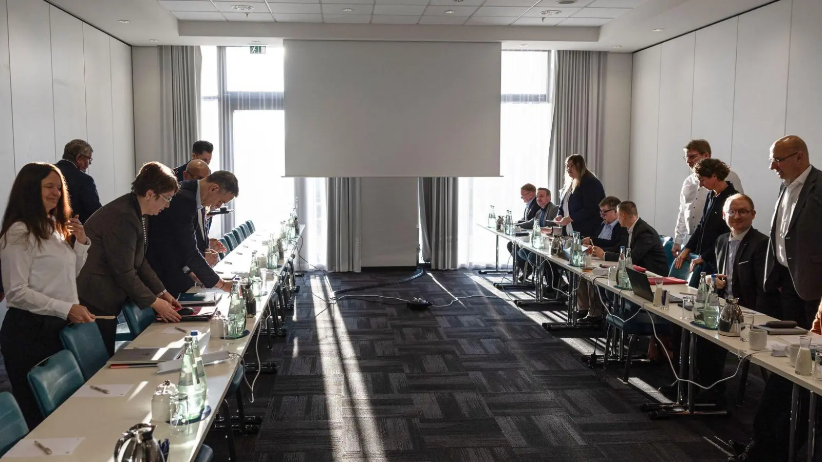 Die Eisenbahn- und Verkehrsgewerkschaft (EVG) und die Deutsche Bahn treffen sich zur zweiten Verhandlungsrunde in Berlin. (Foto: Hannes P. Albert/dpa)