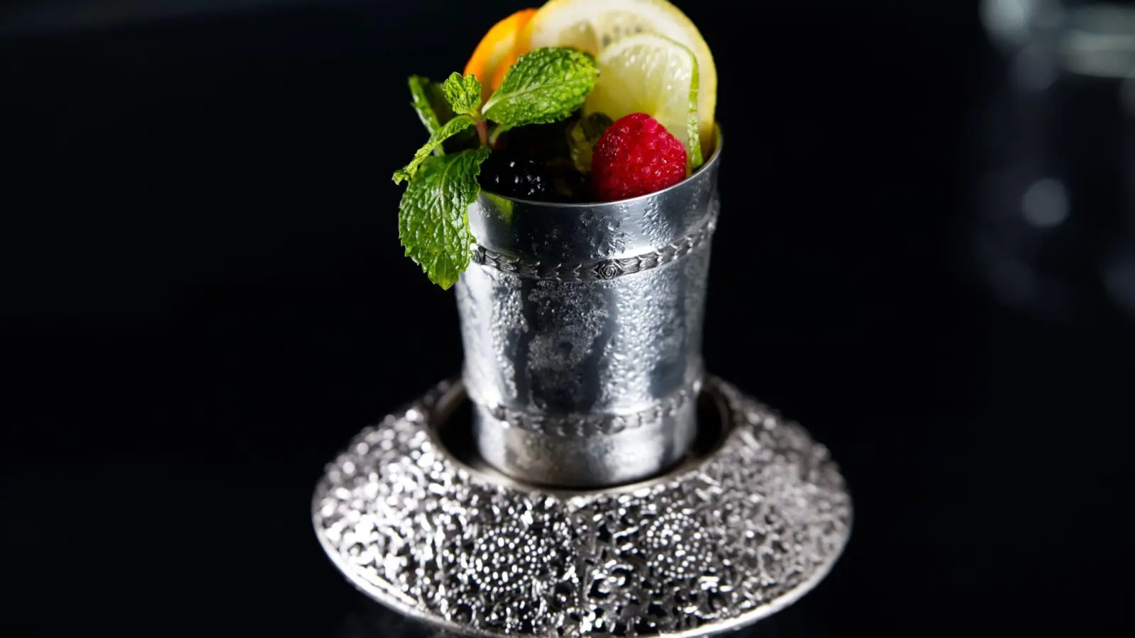 Der Cocktail Prince of Wales mit Cognac, Orangenlikör, Angostura und Champagner wird in einem Silberbecher serviert. Ersatzweise geht aber auch ein Champagnerglas. (Foto: Barschule München/dpa-tmn)