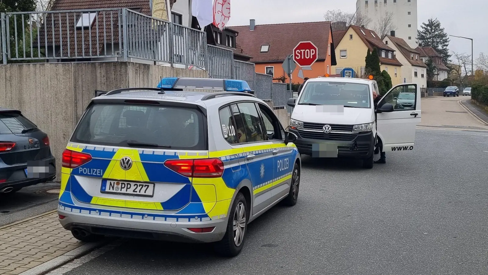 In der Emskirchener Bahnhofstraße kollidierten zwei Fahrzeuge. (Foto: Rainer Weiskirchen)