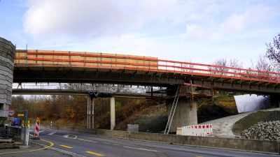 Eines der aktuellen Bauprojekte in der Stadt: Parallel zur alten Brücke über die Nördlinger Straße wurde eine neue Version gebaut.  (Foto: Simone Hedler)