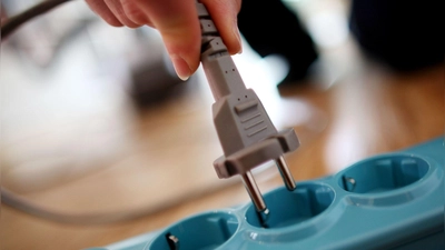 Stecker rein, Strom raus: Wer künftig von einem teuren zu einem günstigeren Anbieter wechseln möchte, kann das in vielen Fällen deutlich schneller tun. (Foto: Oliver Berg/dpa/dpa-tmn)
