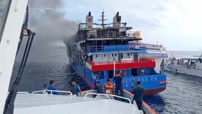 Mindestens drei Menschen sind bei dem schweren Brand ums Leben gekommen, zwei werden noch vemrisst. (Foto: BASARNAS/BASARNAS/AP/dpa)