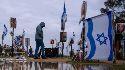 Menschen besuchen den Ort, an dem am 7. Oktober 2023 bei dem Terrorangriff der Hamas auf das Nova-Musikfestival hunderte Feiernde getötet und entführt wurden. (Foto: Oded Balilty/AP/dpa)