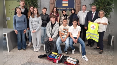 In der Mittelschule war die Freude groß: Der BRK-Kreisvorsitzende, Harry Scheuenstuhl überreichte der Schule einen Notfallrucksack. Zwölf Schüler/innen haben an einem Schulsanitäterkurs teilgenommen. (Foto: Christa Frühwald)