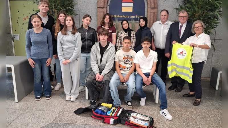 In der Mittelschule war die Freude groß: Der BRK-Kreisvorsitzende, Harry Scheuenstuhl überreichte der Schule einen Notfallrucksack. Zwölf Schüler/innen haben an einem Schulsanitäterkurs teilgenommen. (Foto: Christa Frühwald)