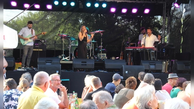 Die Pino-Barone-Band entführte am Donnerstagabend ganz entspannt nach Italien und lieferte einen gelungenen Auftakt für das Ziegenwiesenfest. (Foto: Robert Maurer)