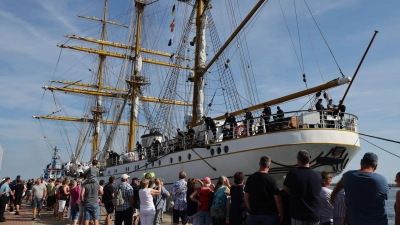 Beliebte Attraktion in Warnemünde: die „Gorch Fock”, das Segelschulschiff der Deutschen Marine, macht als Gast der Hanse Sail am Passagierkai fest. Sie ist mit knapp 90 Meter Länge der größte Traditionssegler der Hanse Sail, die am 08.08.2024 eröffnet wird. (Foto: Bernd Wüstneck/dpa)