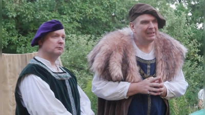 Waldemar von den Greifen (Steve Sträßer, links) und Dieterich von Hohenforst (Max Wechsler, mit Fellmantel, rechts) besprechen sich gerade, wie sie der Heilerin Afra den Mord an der Magd Hanni in die Schuhe schieben können.  (Foto: Martina Hinkelmann)