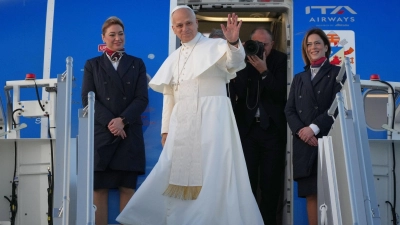 Auch der Papst ist derzeit mit einer Airbus-Maschine unterwegs.  (Foto: Alessandra Tarantino/AP/dpa)