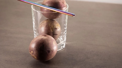 Kann man das Fruchtfleisch aus einer Passionsfrucht mit einem Strohhalm trinken? (Foto: Christin Klose/dpa-tmn)