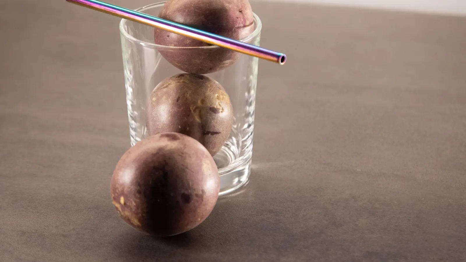 Kann man das Fruchtfleisch aus einer Passionsfrucht mit einem Strohhalm trinken? (Foto: Christin Klose/dpa-tmn)