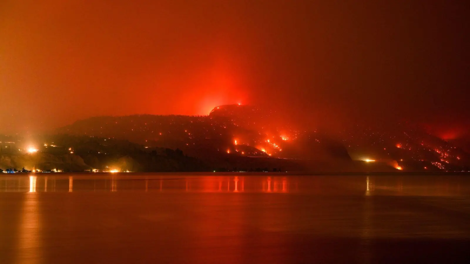 Im Westen Kanadas wütet ein Feuer, das Tausende Menschen bereits zur Flucht trieb und mindestens ein Todesopfer forderte - ein See könnte die Flammen nun daran hindern, sich weiter auszubreiten. (Foto: DARRYL DYCK/The Canadian Press/AP/dpa)