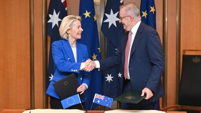 Geschafft: EU-Kommissionspräsidentin von der Leyen und Australiens Premier Albanese geben den Abschluss der Verhandlungen bekannt. (Foto: Lukas Coch/AAP/dpa)