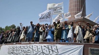 Anhänger der Taliban-Regierung feiern den fünften Jahrestag der Machtübernahme in Kabul. (Foto: Nava Jamshidi/AP/dpa)