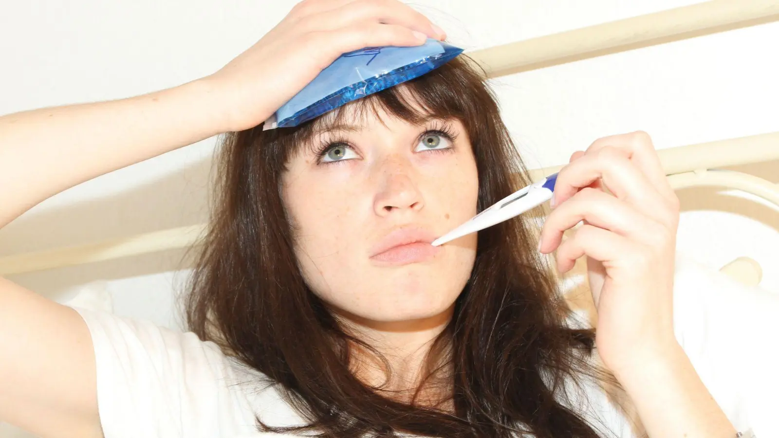 Krank, aber alle Arztpraxen haben zu: Dann kommt der ärztliche Bereitschaftsdienst ins Spiel.  (Foto: Daniel Modjesch/dpa-tmn)